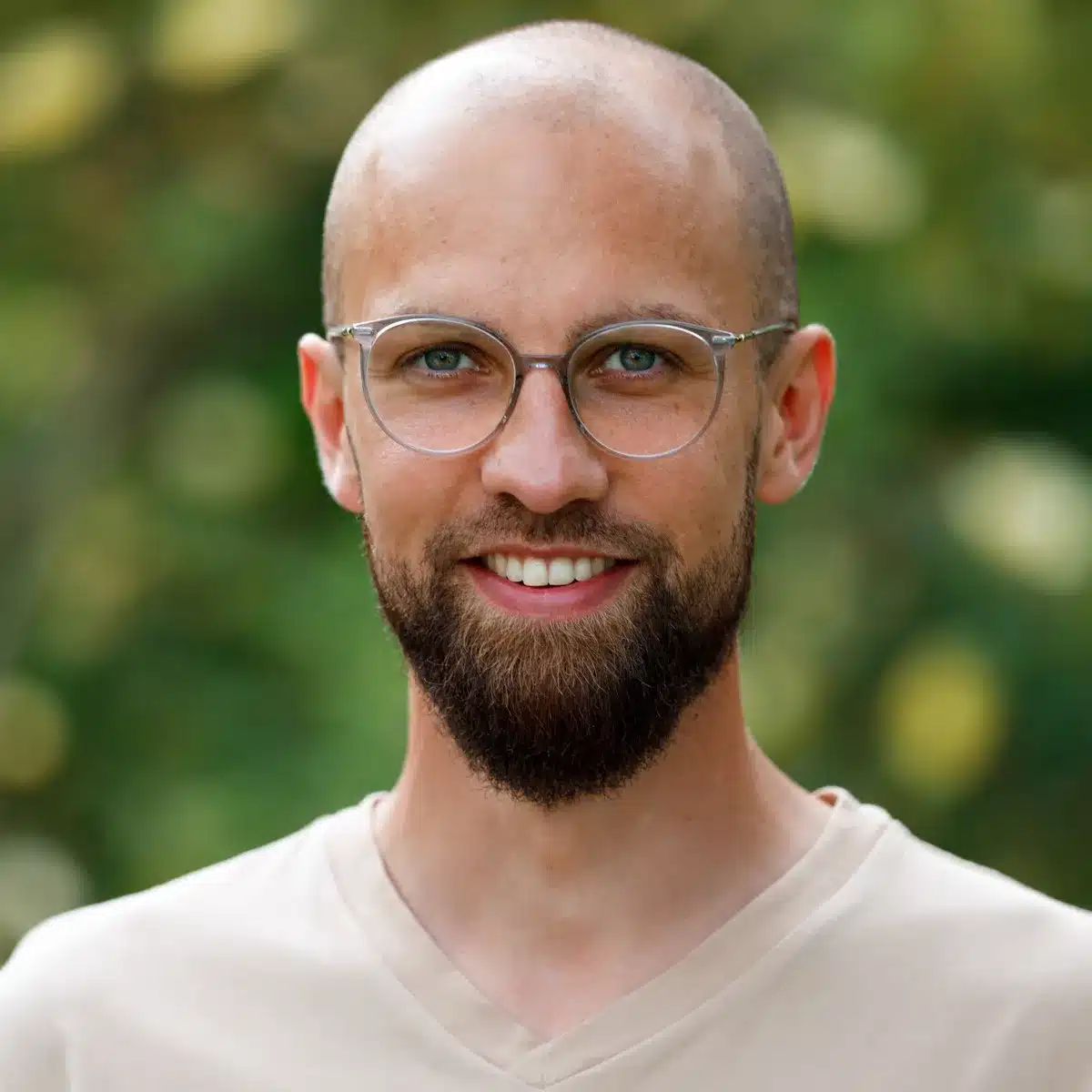 Ein Mann mit Brille lächelt in die Kamera