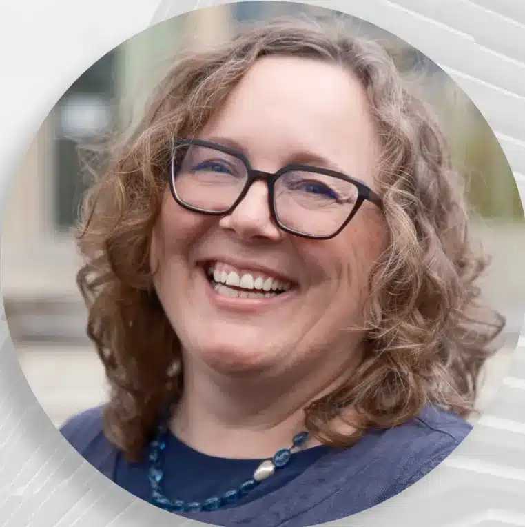 Frau mit Brille und Locken lacht in die Kamera, Übersetzerin
