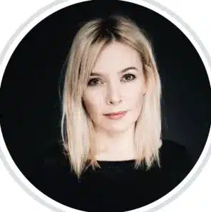 Eine blonde Frau schaut zuversichtlich in die Kamera