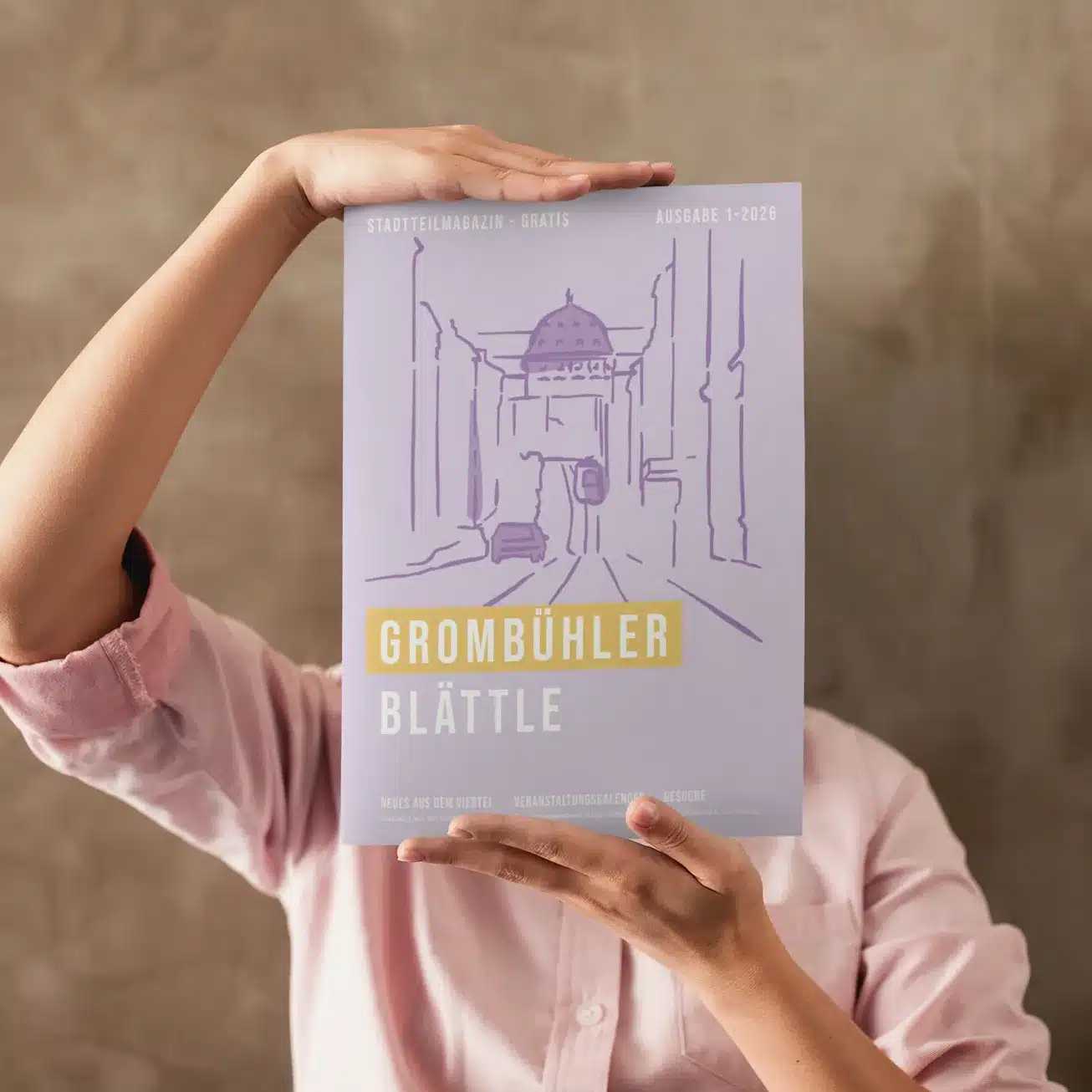 Eine Frau hält das Grombühler Stadtteilmagzin vor sich